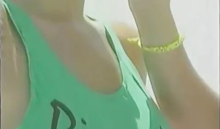Kaksi kaunista ilmaispornoa sukat puutarhasta imee miehen penis, ja laajentaa niiden jalat.
