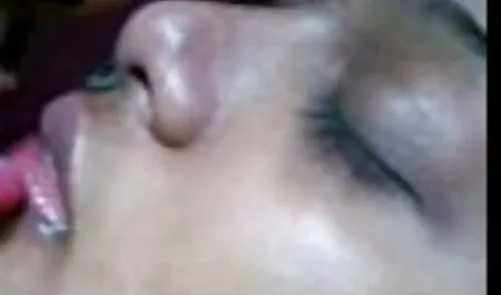 Musta lihaksikas valkoinen nymfit sisään Kaikki reiät märkä pillu porno