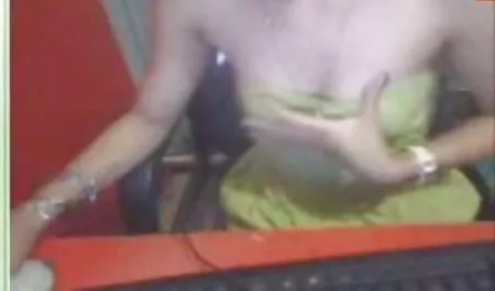Venäläiset tytöt ovat yllättyneitä jäsenen italialaista pornoa kanssa.