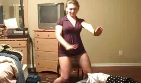 Nainen pornothai ajoi venttiilillä ja epätoivoisesti hän on siinä.