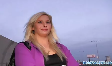 Himoa täynnä olevat nuoret naiset play porno kiusaavat isoa miestä