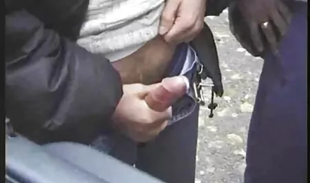 Hän liukastui nukkuvan tytön päälle ja käänsi merkinnän digitaalikameralla. sex trio porno