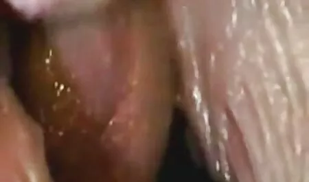 Musta ylös miehen saana parviainen pillu kylpyhuoneessa