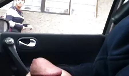 Hän herättää hänet porno hieronta viehättävällä suihinotolla ja naimisella.