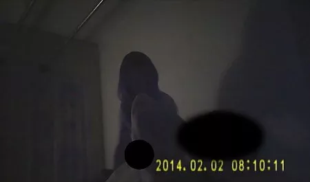Hän leikkasi kuvia tytön mikä on porno kokoelmasta.