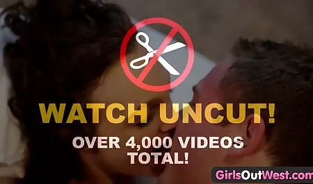 Hän harrastaa seksiä porno tubr miesten kanssa perseeseen ja antoi hänelle