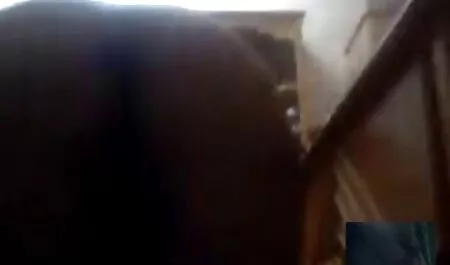 Hoikka suomiporno videot blondi liikkuvassa valokuvastudiossa.