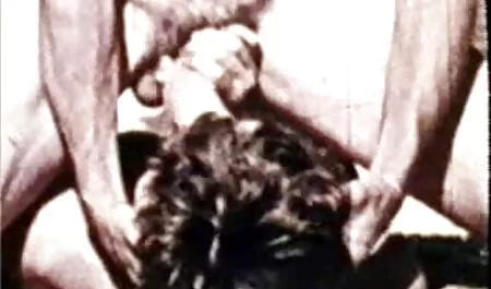 Mies varmistamassa s porno rantahiekalla lepääviä kahta tyttöä