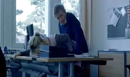 Hieroja laittoi kepit asiakkaan päälle ja teki hänet pullukka porno hulluksi.