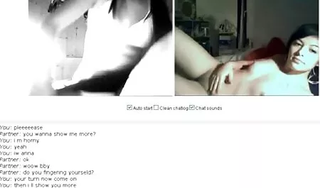 Kaksi keittiö porno lesbohattua sohvalla.