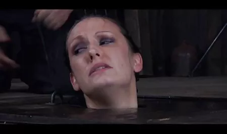 Vaalea suu ja pillu kovaa porno autossa.