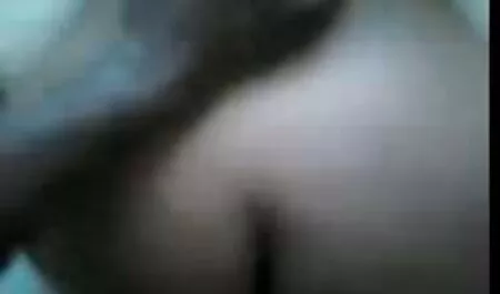 Nainen porno 2 020 on ihastunut kahteen miestenvaatteiden jäseneen.