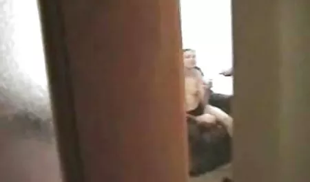 Ensin hän imee häntä karkilla, porno2018 ja sitten asettaa ansan emättimeen.
