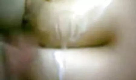 Punatukkainen porno cm tyttö, joka herää aamulla ja rakastelee kauniin brunetin kanssa.