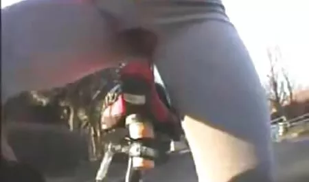 Hän meni näyttelijän pukuhuoneeseen ja satutti uutta suomipornoa tätä, kuumana jäsenen kanssa.