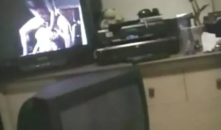 Mies onnellinen syödä ystävä, ja ottaa porno youtube porno sen ero