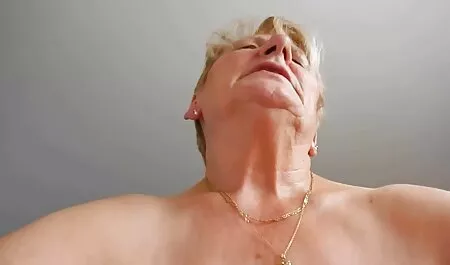 Hahal sex porno e nosti hattua tyttöystävälleen ennen seksin venyttämistä.