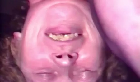 Mies, joka työn sijaan you porno tube laittaa hänen tyttärensä perseeseen