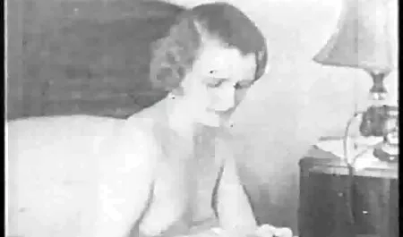 Urheilutyttö suostuu harrastamaan seksiä ilmaiset pornovideot tyttöystävänsä kanssa.