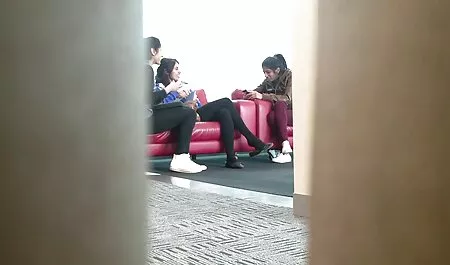 Koti pormokarhu antoi eatsille kalun miehelleen.
