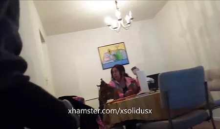 Musta mies sylkäisi vaaleaa lehmää sohvalle paksulla pillu orgasmi putkella.