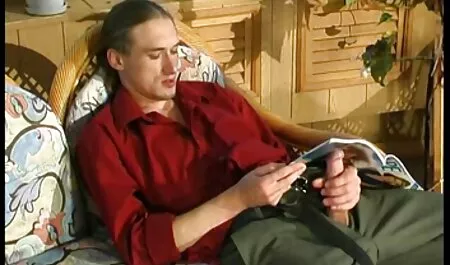 Poika tarkastella erilaisia kantoja porno has musta sukat