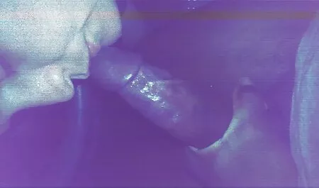 Blondi meni porno gay tv hotellihuoneeseen ja antoi sen man see Ducksille.