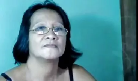 Iso nainen tökkii kotipornovideot miestään ja menee vessaan.