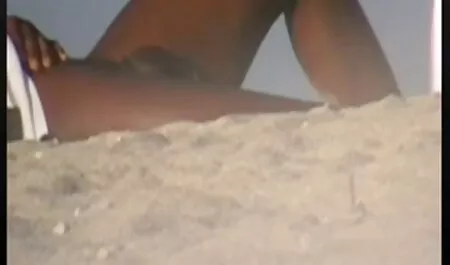 Tumma iho musta tyttö ja ystävä poika pitää hauskaa porno xe talon ulkopuolella.
