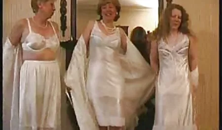 Viehättävä nainen opiskelija kylpyhuoneessa porno fi punaiset hiukset.