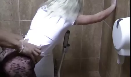 Kaksi nuorta naista kolmen kimppa porno toinen himoitun orgasmin.